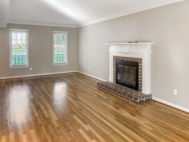 Building Photo - Spacious 4 Bedroom in Kings Charter