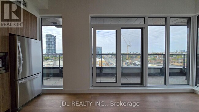 Photo du bâtiment - 1037 The Queensway