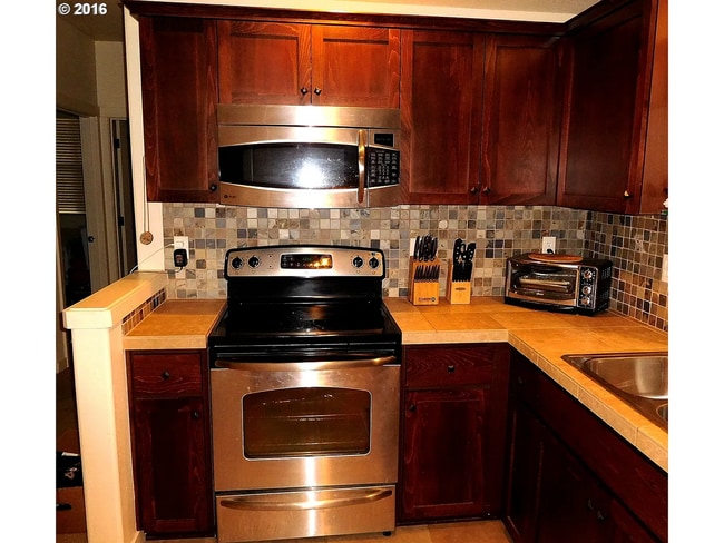 Foto del edificio - Comfortable Ground-Level 2-Bedroom Condo –...