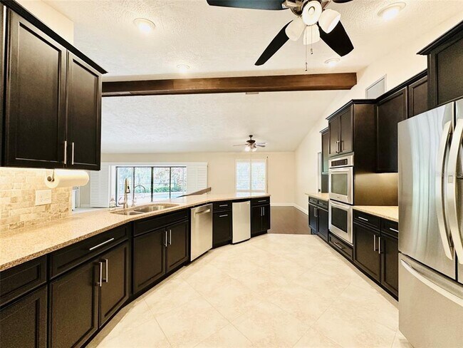 Foto del edificio - 3015 Tall Pine Dr