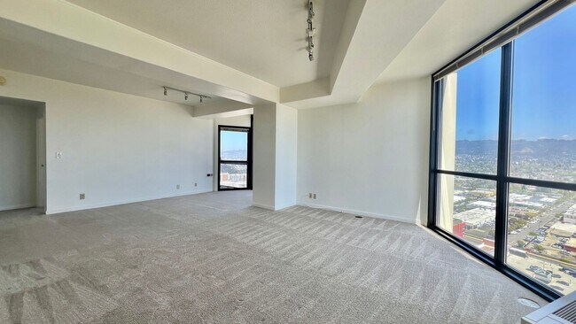 Foto del edificio - 6363 Christie Ave