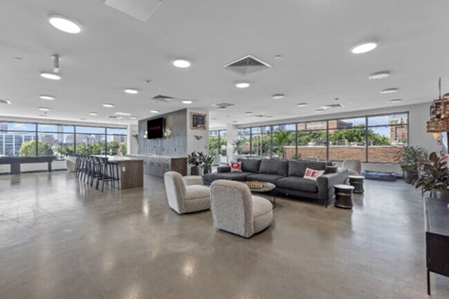 Building Photo - 501 N Perth St