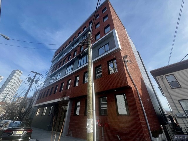 Foto del edificio - 100 Tuers Ave