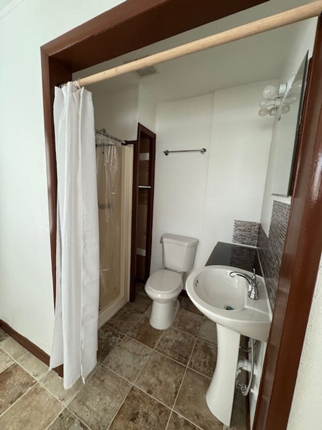 Building Photo - Cozy updated 1 bedroom with washer and dryer