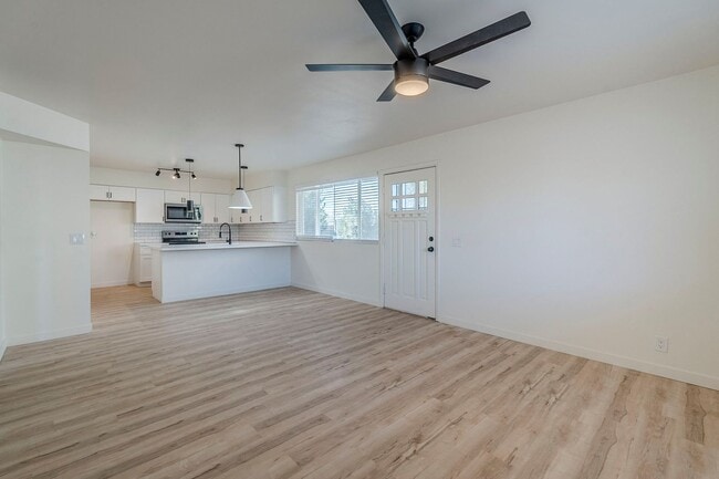 Building Photo - First floor fully updated unit!