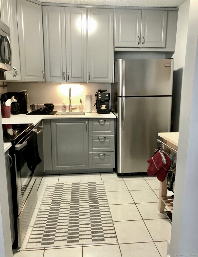 Building Photo - 6 D Pineview Dr