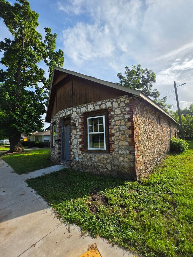 Building Photo - 1021 N Vinita Ave
