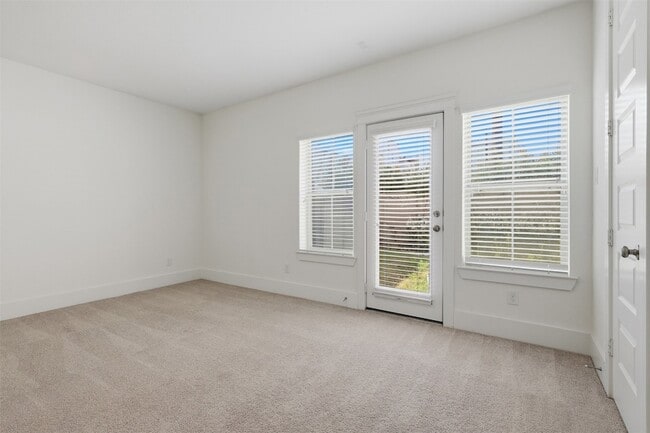 Building Photo - 821 Algona Ave