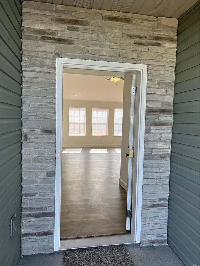 Building Photo - 3 Bedroom/2 Bathroom Home!