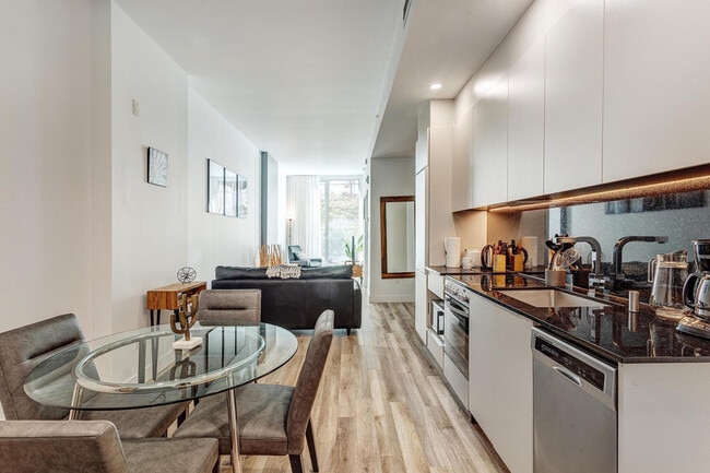 Building Photo - 2061 Rue Stanley