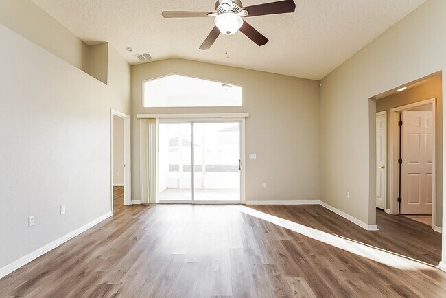 Foto del edificio - 827 Summer Glen Dr