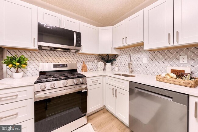 Building Photo - 3705 S George Mason Dr