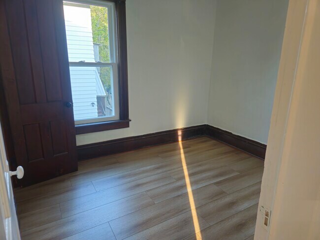 Foto del edificio - 912 E 2nd St