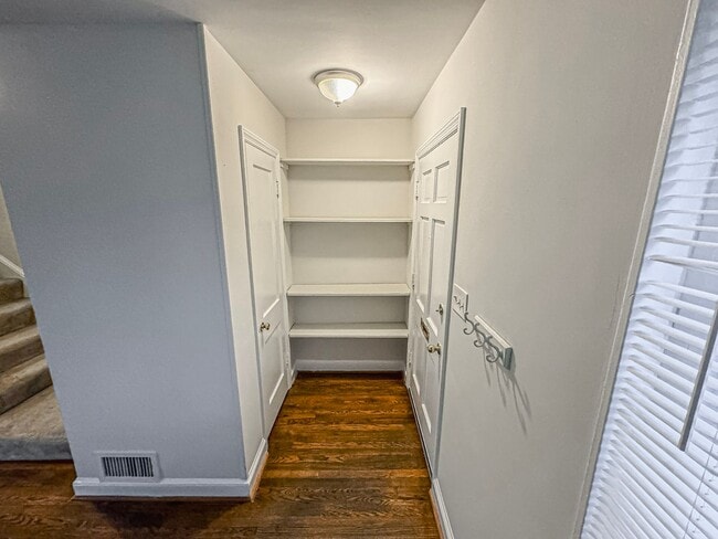 Foto del edificio - Beautiful 3 Bed 1 Bath End Row Brick Townhouse With Fenced In Yard In River Terrace