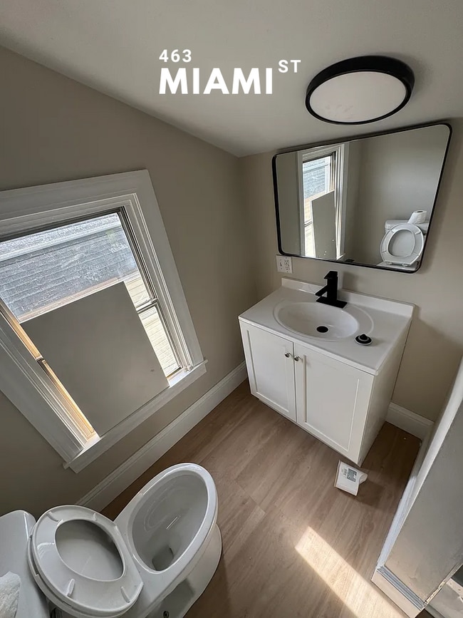 Building Photo - 463 Miami St