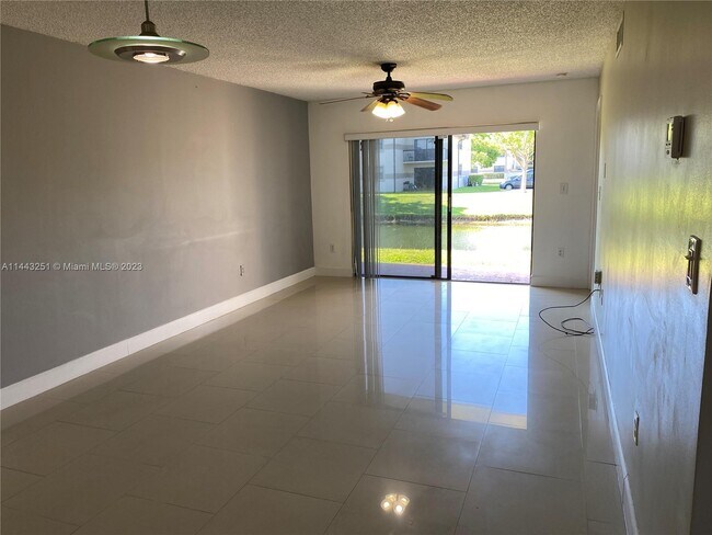 Foto del edificio - 9915 Nob Hill Ct