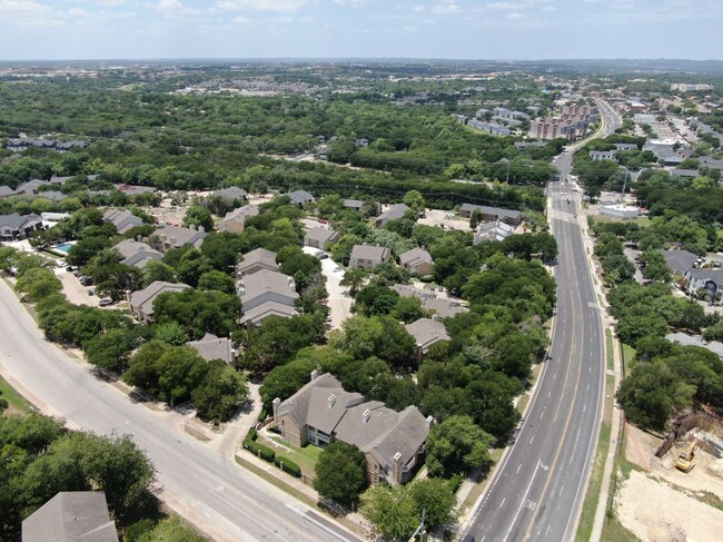 Foto del edificio - 2450 Wickersham Ln