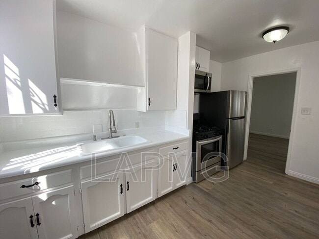 Foto del edificio - 4080-4084 Leimert Blvd