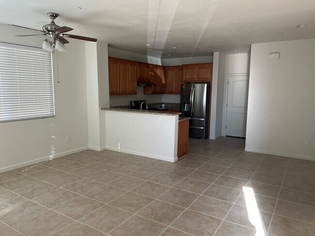 Foto del edificio - MODERN LIVING WITH TILE FLOOR DOWN AND NEW CARPET UP. OPEN FLOOR PLAN AND HIGH CEILINGS!!!