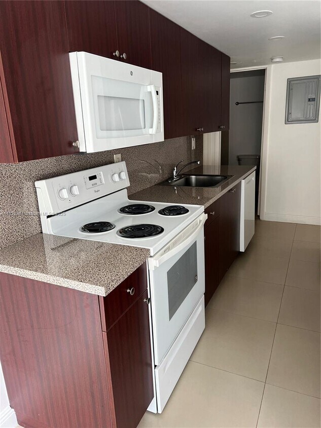 Foto principal - 9310 W Flagler St