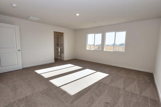 Foto del edificio - Beautiful Lincoln Home Available in May!