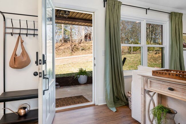 Building Photo - Beautiful 4 bedroom