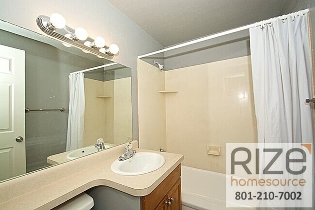 Foto del edificio - 1172 S Redwood Dr