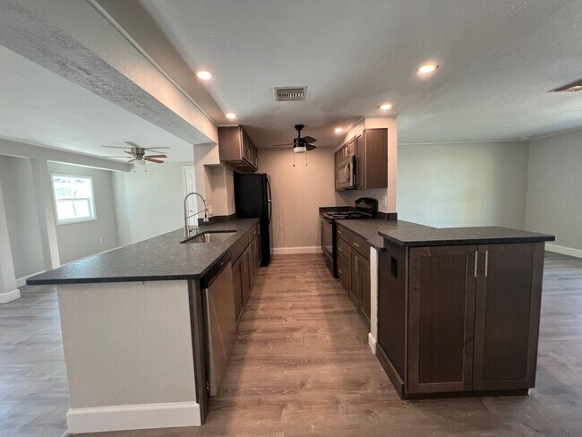 Foto del edificio - $1,795 ** Annual ** Available 5/15/26 ** Recently Upgraded **3 Bedroom / 2 Bath * Port Charlotte