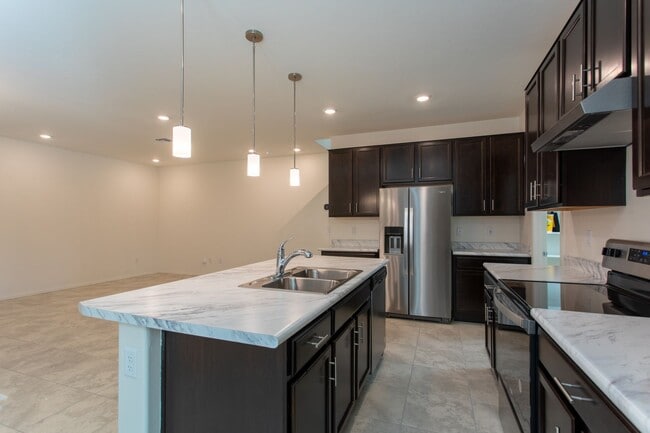 Building Photo - New 4 bedroom 2.5 bath
