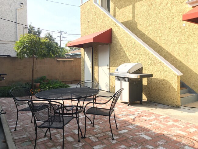 Foto del edificio - 831 N Sycamore Ave