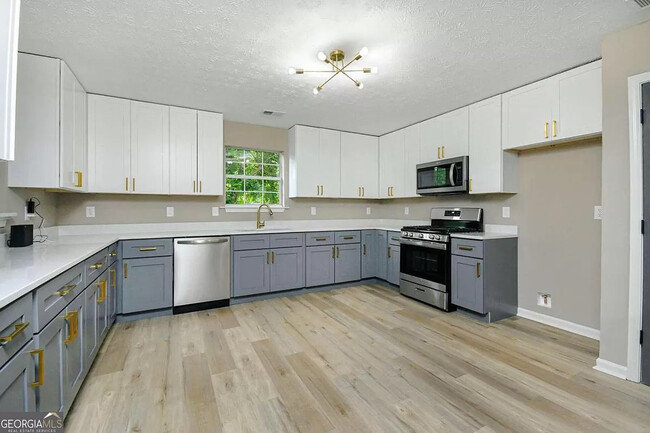 Photo - Room in House on Brown Dr