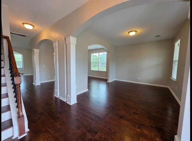Building Photo - 701 Breys Cut