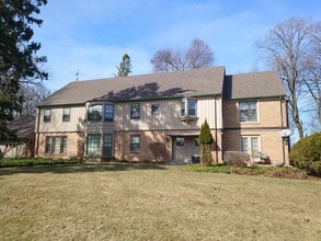 Building Photo - 3200 E Hampshire St