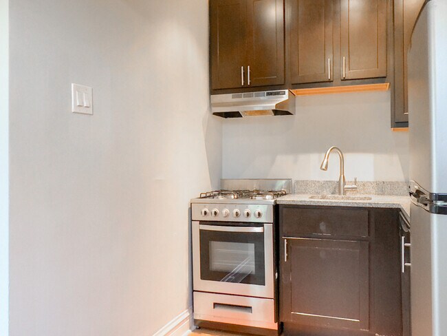Building Photo - 4734 N Hermitage Ave