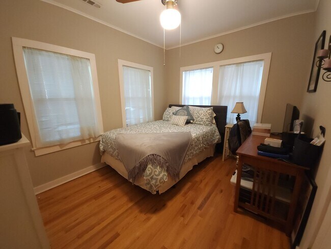 Building Photo - 2 bedroom 2 bath HISTORIC HOME near downto...