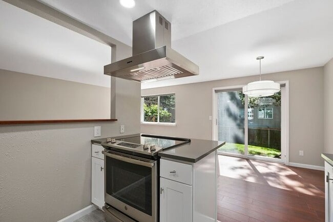 Building Photo - Light, Bright Kirkland Townhome!
