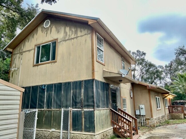 Building Photo - Large 3 Bedroom