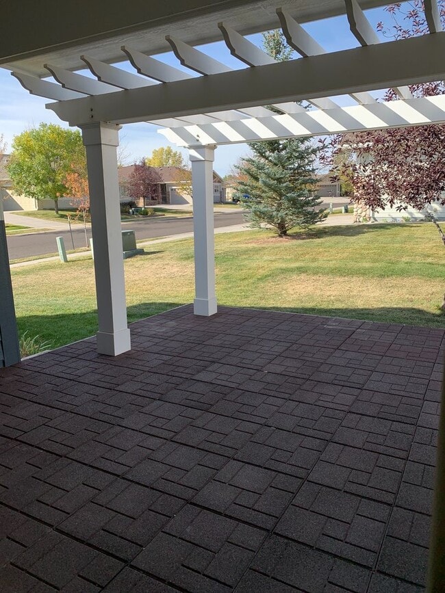 Building Photo - LARGE 3 BED 3 BATH TOWNHOME IN THE DESIRABLE POINTE NEIGHBORHOOD