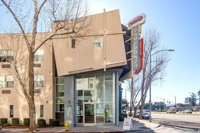 Foto del edificio - 598 Columbia Ave