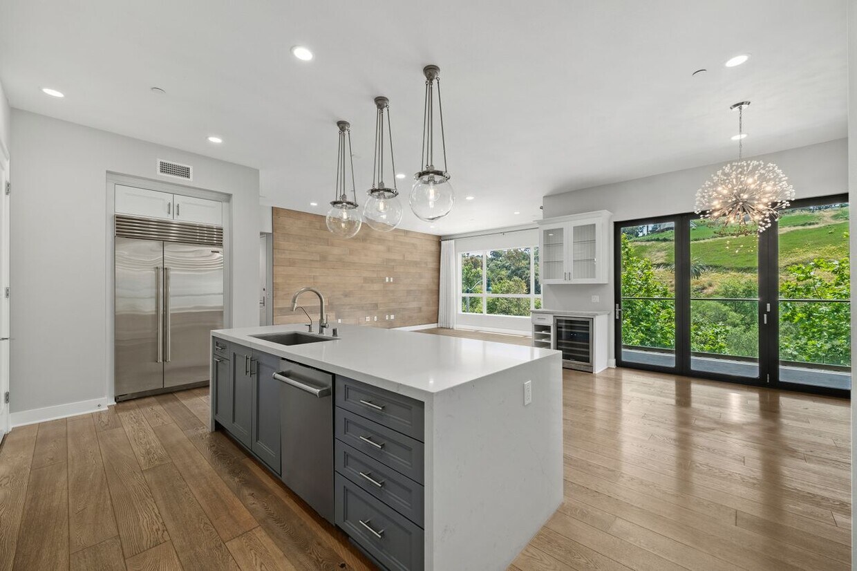 Foto principal - 12765 Bluff Creek Dr