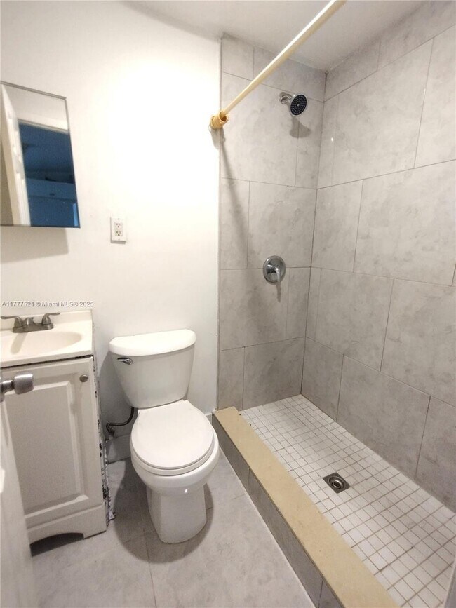 Foto del edificio - 5647 NW 5th Ct