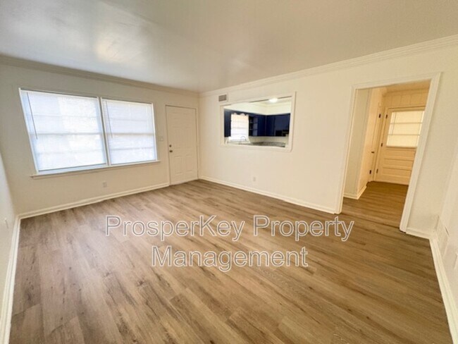 Foto del edificio - 2736 Chevy Chase Dr