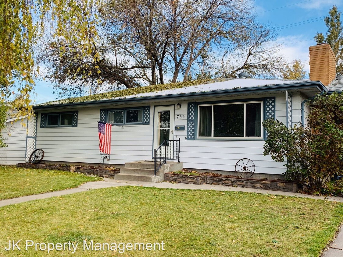 Primary Photo - 5 br, 2 bath House - 733 Riverview Dr E