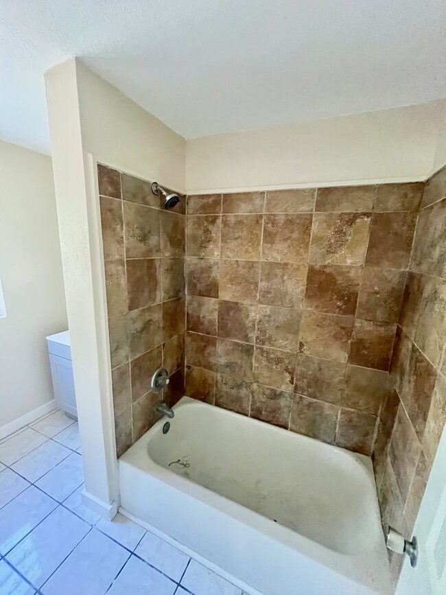 Foto del edificio - HUGE 3BR/1BA Dade City Home w/Large Bedrooms; NO APPLICATION FEE!!