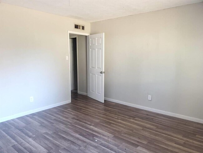 Building Photo - 803 Circle Cove Dr