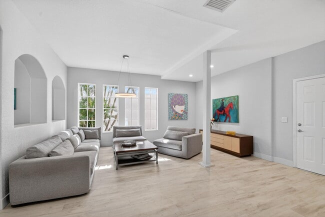 Foto del edificio - 1605 E Classical Blvd