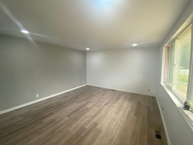 Building Photo - Roy Duplex