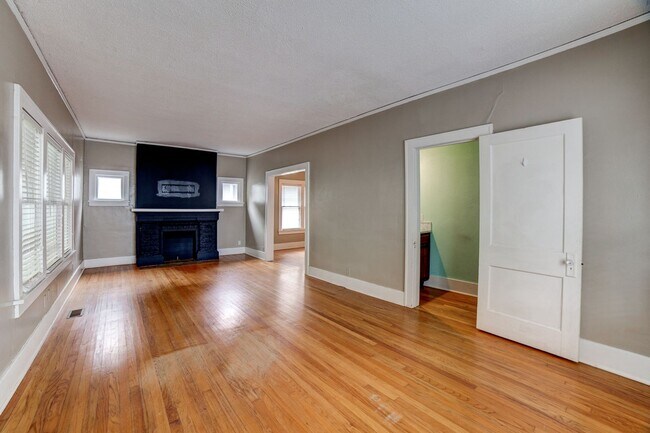 Building Photo - 2 Bed / 1.5 Bath in Midtown close to Utica...
