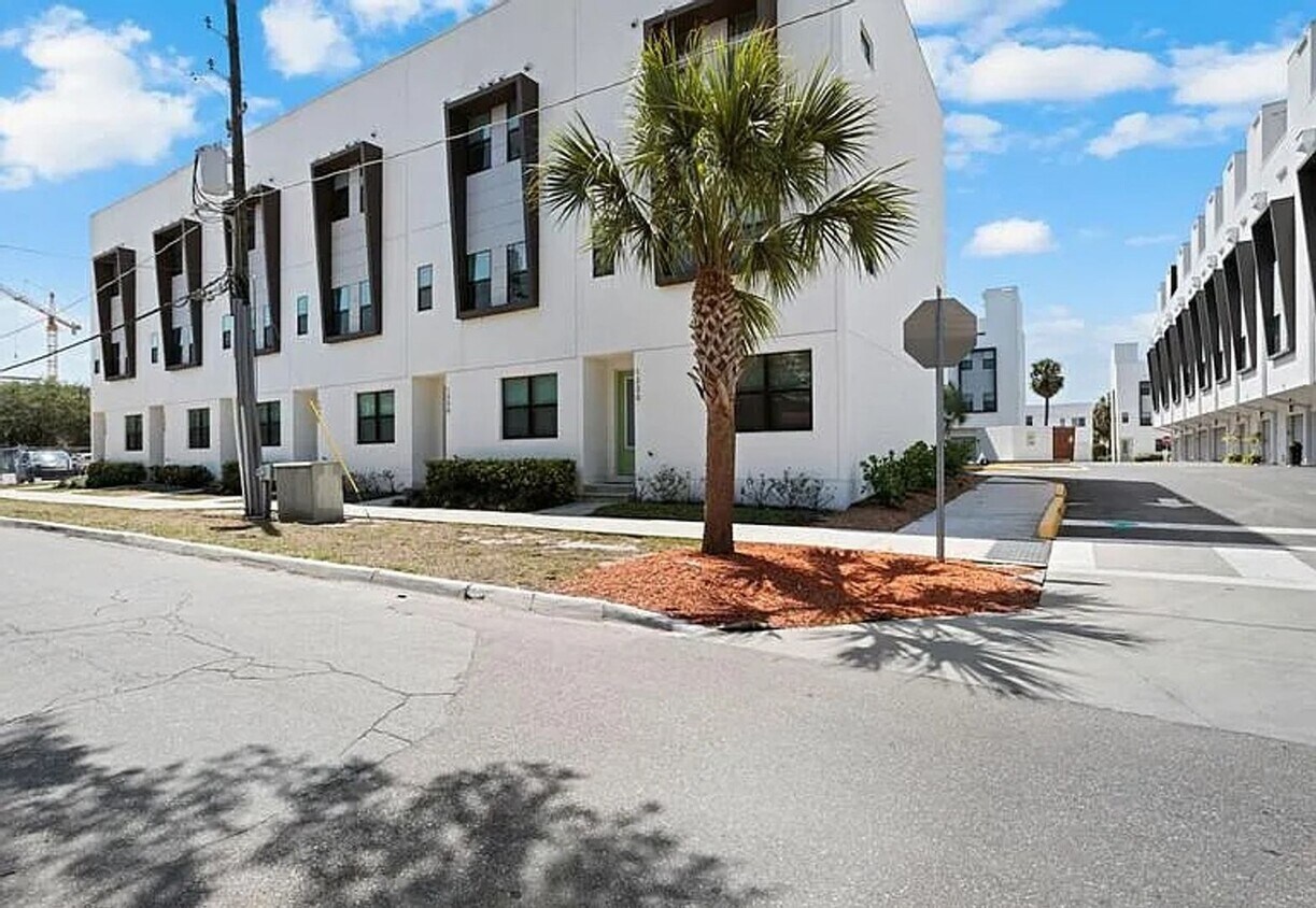 Foto principal - Spacious 3BR/3.5 Bath Townhome in Tampa