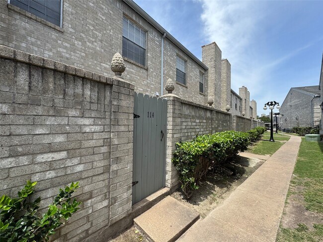 Foto del edificio - 6500 Sands Point Dr